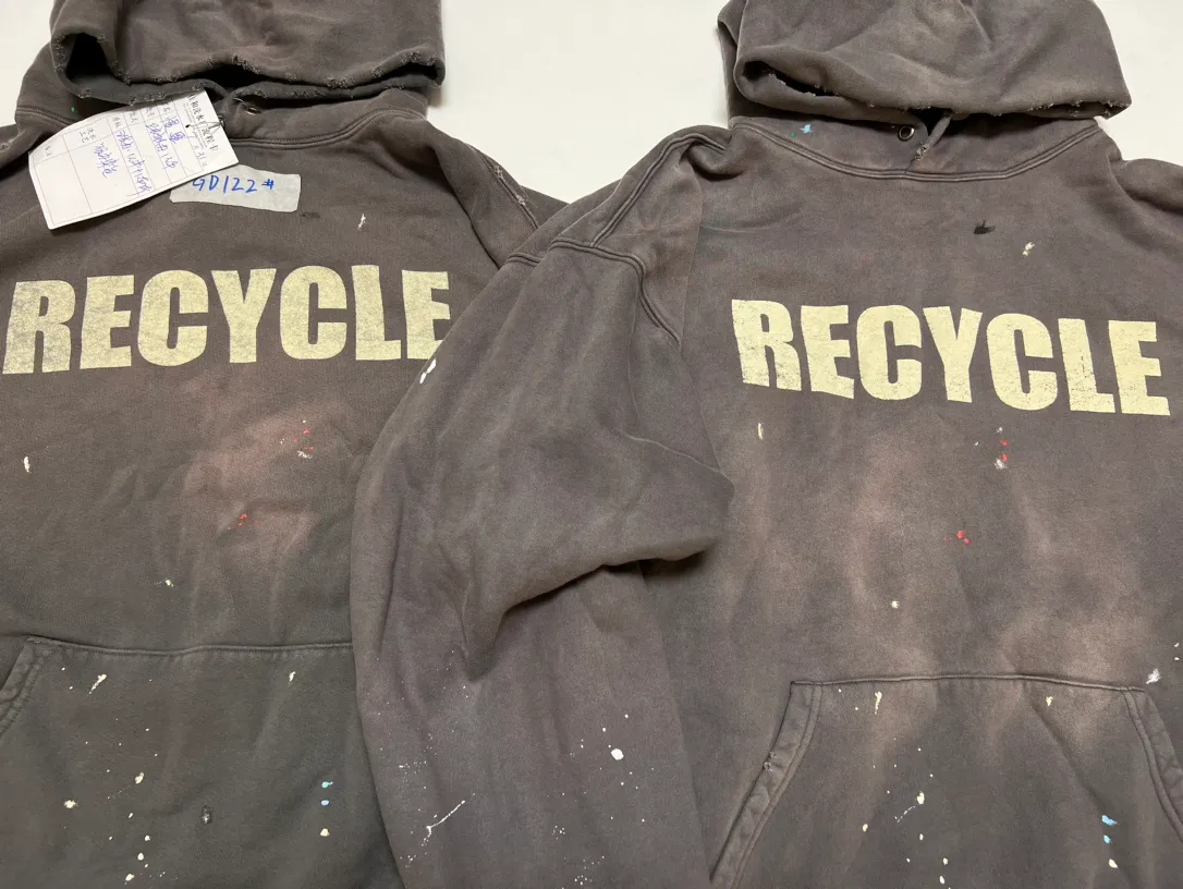 Proofing vs ZP GALLERY DEPT. 90'S RECYCLE HOODIE WASHED BLACK Recycled and distressed environmentally friendly slogan 90'S washed hoodie, washed black S-XL, ready-to-wear garments re-washed and dyed, multiple spots all over the body spray-faded, ribs cut, worn and distressed